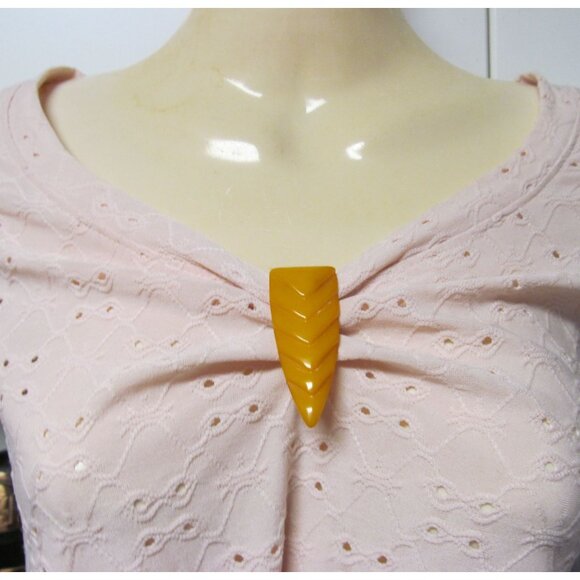 Vintage Carved Butterscotch Bakelite Arrow Dress Clip - Picture 5 of 12